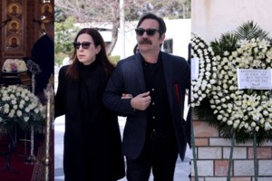 Κηδεία Ηλία Λογοθέτη: Σπάνια εμφάνιση Αλέξη Γεωργούλη και Γιώργου Κιμούλη - Ποιοι έδωσαν το "παρών" [Εικόνες] - εικόνα 25