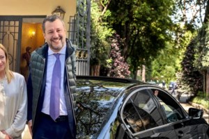 Σάλος στην Ιταλία με ιερέα που έκανε λειτουργία μέσα στη θάλασσα - Μετέτρεψε φουσκωτό στρώμα σε Αγία Τράπεζα - εικόνα 3