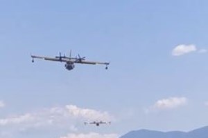 Φωτιά στις Σέρρες: Η συγκλονιστική στιγμή που Καναντέρ αδειάζει νερό πάνω σε πυροσβέστες [βίντεο]