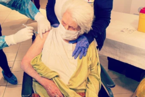 Ζάννα Σαατσόγλου - Σαδικάριο: Ποια είναι η επιζήσασα του Άουσβιτς που έκανε πρώτη το εμβόλιο σε γηροκομείο της Θεσσαλονίκης