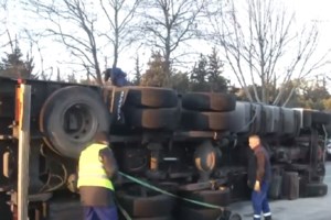 Χαϊδάρι: Κυκλοφοριακό χάος στη λεωφόρο Αθηνών - Έσπασε αγωγός της ΕΥΔΑΠ [βίντεο]