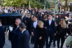 Διονύσης Σαββόπουλος: Με τη "Συννεφούλα" η πομπή για την ταφή - Μητσοτάκης: Υπήρξες χρονογράφος του νεοελληνικού ταξιδιού
