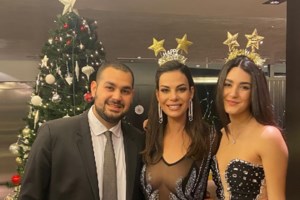 Ζέτα Μακρυπούλια: Το μακρυμάνικο μίνι φλοράλ φόρεμα που συνδύασε με υπέροχες cowboy boots