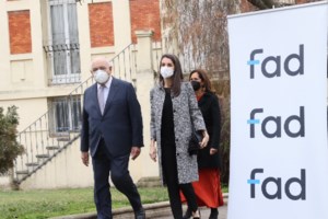 Βασίλισσα Λετίσια: Σε επίσημο δείπνο με slim παντελόνι και ροζ στράπλες τοπ - εικόνα 7