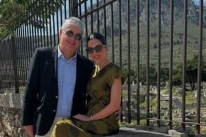 Σταματίνα Τσιμτσιλή: Απαστράπτουσα με embellished φόρεμα στον γάμο της Αλεξάνδρας Χατζηγεωργίου [Εικόνες]