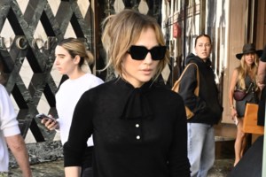 Θεά του στιλ σε Νέα Υόρκη και Λονδίνο η Τζένιφερ Λόπεζ: Το πλεκτό σετ με σορτσάκι και το πιο μικρό μαύρο φόρεμα στον κόσμο - εικόνα 5