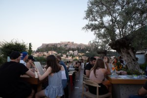 Η ιστορία της παιδιάτρου που παλεύει με τον κορονοϊό εδώ και 10 μήνες: "Δεν μπορώ να σηκώσω το τρίχρονο παιδί μου" - εικόνα 2