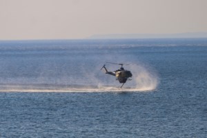 Φωτιά στον Ασπρόπυργο: Καίγονται ξερά χόρτα στον Ήμερο Τόπο [βίντεο]