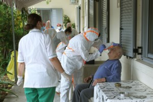 Ισπανία: Φορώντας μάσκα και κρατώντας αποστάσεις, ο Σάντσεθ συμμετέχει στην προεκλογική εκστρατεία ενόψει εκλογών