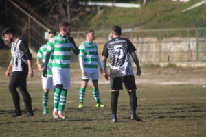 Τρόμος στην Χαλκίδα: Άντρας κυκλοφορεί με τσεκούρι στους δρόμους της Νέας Αρτάκης