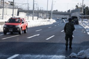 Το... τερμάτισαν: Προσπαθούν να βάλουν τα αυτοκίνητά τους στην Αττική Οδό για να πάρουν αποζημίωση [Βίντεο]