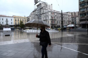 Ψυχρό μέτωπο από την Ιταλία θα σαρώσει τη χώρα μέχρι τη Δευτέρα με καταιγίδες και θυελλώδεις ανέμους