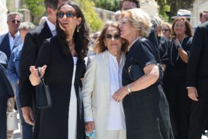 Βασίλισσα Σοφία: Συντετριμμένη στην κηδεία του θείου της πρίγκιπα Μιχαήλ μαζί με την αδελφή της Ειρήνη - εικόνα 6