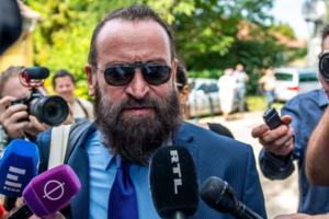 Σάλος με το ροζ δωμάτιο στις Βρυξέλλες και τον ακροδεξιό ομοφοβικό ευρωβουλευτή του Ορμπάν σε γκέι όργιο