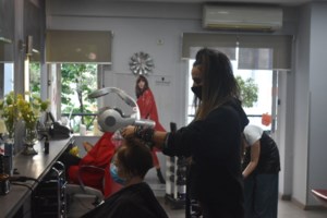 Πρώτη ημέρα "κανονικότητας": Ο κόσμος προσέχει, μάσκες παντού, ακόμα και πλαστικές ασπίδες στα κομμωτήρια - εικόνα 3