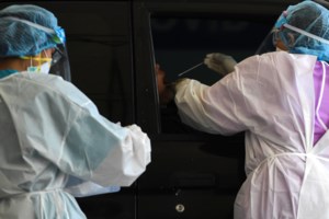 Συγκινητικό βίντεο: Γιαγιά 81 ετών θεραπεύτηκε και οι νοσοκόμες την χειροκροτούν και της τραγουδούν [βίντεο]