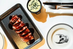 Ηράκλειο: Η μετρ που έχει σερβίρει τις πιο γνωστές εφοπλιστικές οικογένειες στην Ελλάδα - Το πουρμπουάρ των 5.000 ευρώ