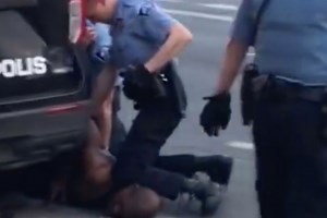 Δολοφονία Φλόιντ: "Μη με πυροβολήσετε" - Νέο σοκαριστικό βίντεο από τη στιγμή της σύλληψης - εικόνα 2