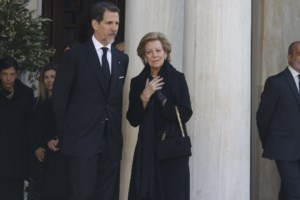 Ο τέως βασιλιάς Κωνσταντίνος οδηγήθηκε στην τελευταία του κατοικία στο Τατόι - Δίπλα στους τάφους των προγόνων του - εικόνα 32