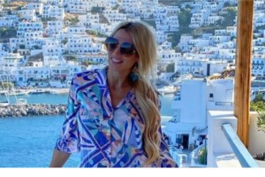 Κωνσταντίνα Σπυροπούλου: Το εφαρμοστό σατέν φόρεμα, τα mules και το καμουφλάζ στην κοιλιά - εικόνα 6