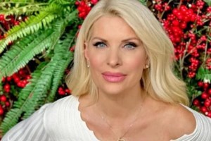 Η Ελένη Μενεγάκη ποζάρει μπροστά από το πανύψηλο δέντρο στο σαλόνι της και στέλνει ευχές [εικόνες]