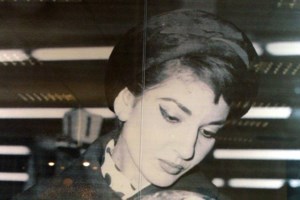 Σπάνιο κλικ: Η Μαρία Κάλλας, θλιμμένη, το καλοκαίρι μετά τον χωρισμό με τον Ωνάση στις διακοπές της