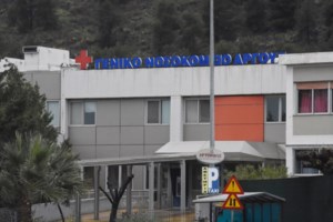 Κρήτη: Σερβιτόρος βούτηξε στη θάλασσα και έσωσε άνδρα που είχε παρασυρθεί από τα κύματα [βίντεο]