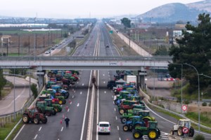Χριστουγεννιάτικη ταλαιπωρία για τους εκδρομείς: Ουρές χιλιομέτρων στο Σχηματάρι - Live χάρτης με τα μπλόκα
