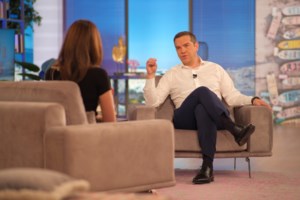 Αλέξης Τσίπρας: Η στιγμή που ο σκύλος του Παπανώτα σκαρφαλώνει στην αγκαλιά του [βίντεο]