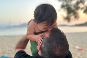 Η τρυφερή ανάρτηση του Λεωνίδα Κουτσόπουλου - Αγκαλιά με τον 13 μηνών γιο του στα γυρίσματα της "Φάρμας" - εικόνα 2