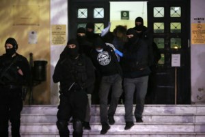 Νέα Σμύρνη: "Μάλλον τον σκοτώσαμε" - Σοκαριστικοί διάλογοι για τον ξυλοδαρμό του αστυνομικού