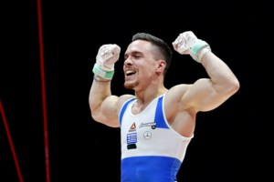 Λευτέρης Πετρούνιας: Η συγκίνηση και τα δάκρυα στην ανάκρουση του εθνικού ύμνου [βίντεο]