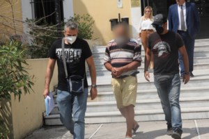 Θρίλερ στη Μάνδρα: Νεκρός 17χρονος με τραύμα στο κεφάλι - Καταθέτουν στις Αρχές ο πατέρας του και ο αδερφός του