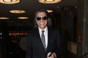 Σάκης Ρουβάς: Ήμουν συμμαθητής με τη μητέρα μου, τελειώσαμε μαζί το λύκειο σε νυχτερινό σχολείο - εικόνα 2