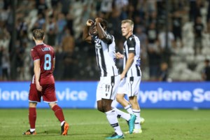 Europa League: Με το ένα πόδι στους ομίλους ο Ολυμπιακός, 3-0 τη Σλόβαν Μπρατισλάβα [Βίντεο]