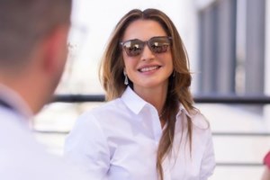 Μοντέλο της Fendi η βασίλισσα Ράνια: Η εκπληκτική εμφάνιση με cropped τζάκετ και μίντι φούστα του ιταλικού οίκου - εικόνα 3