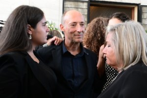 Άντζελα Γκερέκου: Μαυροντυμένη και με σπασμένο χέρι στην κηδεία του Μίμη Πλέσσα - εικόνα 6