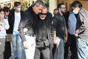 Σπύρος Μπιμπίλας: "Η Μίνα Αδαμάκη αντιμετωπίζει σοβαρό πρόβλημα υγείας – Δεν επιβεβαιώνω τις πληροφορίες για τον θάνατό της"