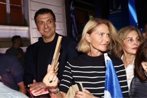 Τζένη Μπαλατσινού:  Με τον γιο της, Παναγιώτη - Αντώνιο στην έκθεση Dali Cybernetics