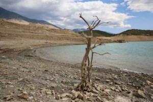 "Στεγνώνουν" Μόρνος και Υλίκη παρά τις βροχές - Ανησυχητικές οι νέες εικόνες από drones [βίντεο]