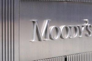 Moody’s: Το υψηλό δημόσιο χρέος 205,6% του ΑΕΠ αποτελεί τη βασική πρόκληση για την Ελλάδα