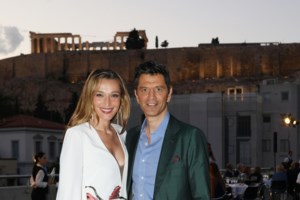 Σε γάμο γόνων γνωστών οικογενειών στα Κουφονήσια τραγούδησε ο Σάκης Ρουβάς - Πάνω από 300 καλεσμένοι [Βίντεο] - εικόνα 2