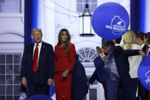 Θέλει να ξαναγίνει Πρώτη Κυρία: Η μεγάλη επιστροφή της Μελάνια - Η κατακόκκινη εμφάνιση και το φιλί στον Ντόναλντ Τραμπ - εικόνα 3