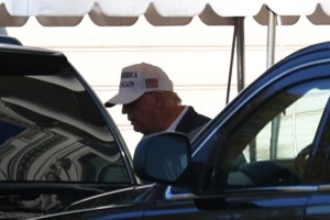 Στόρμι Ντάνιελς: Η πρώην ερωμένη του Τραμπ στρέφεται εναντίον και του δικηγόρου που την υπερασπίστηκε