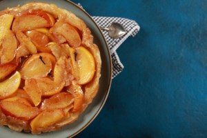 Συνταγή Πετρετζίκη για γρήγορη και εύκολη μηλόπιτα με ελάχιστα υλικά