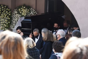 25 χρόνια χωρίς την Αλίκη Βουγιουκλάκη: Συγκίνηση στο μνημόσυνο - Κατέρρευσε η Έφη Πίκουλα - εικόνα 12