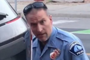 Τραβάει το σχοινί ο Τραμπ: Εγχώρια τρομοκρατία οι διαδηλώσεις - Έριξαν δακρυγόνα για να πάει με μπράβους σε ...εκκλησία - εικόνα 2