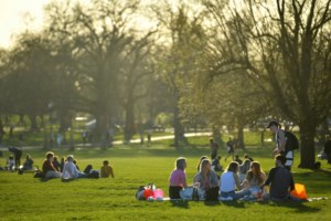 Βρετανία: Οι καπνοβιομηχανίες θα πληρώνουν για τον καθαρισμό των δρόμων από τα αποτσίγαρα