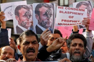 Μόσχα - Διαδηλώσεις μουσουλμάνων κατά Μακρόν έξω από τη γαλλική πρεσβεία