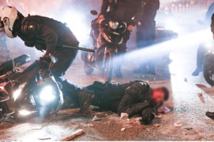 Νέα Σμύρνη: Αστυνομικοί σέρνουν άνδρα έξω από μαγαζί και τον χτυπούν ενώ βρίσκεται στο έδαφος [βίντεο] - εικόνα 2